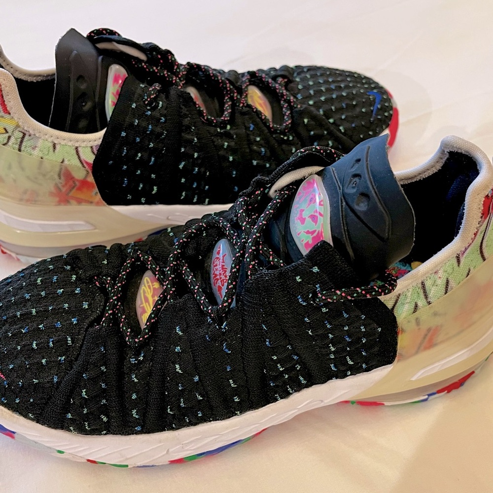 Nike LeBron Graffiti 
Size 6.5 Youth, Great Condition
